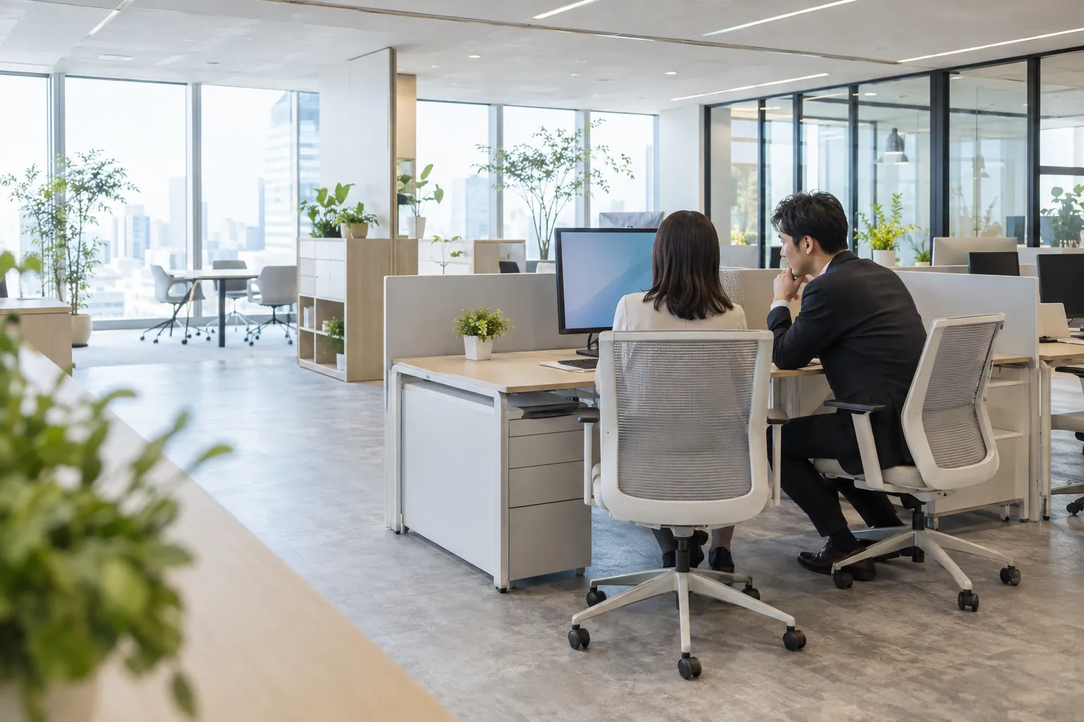モニターを一緒に覗き込む採用担当者と現場責任者