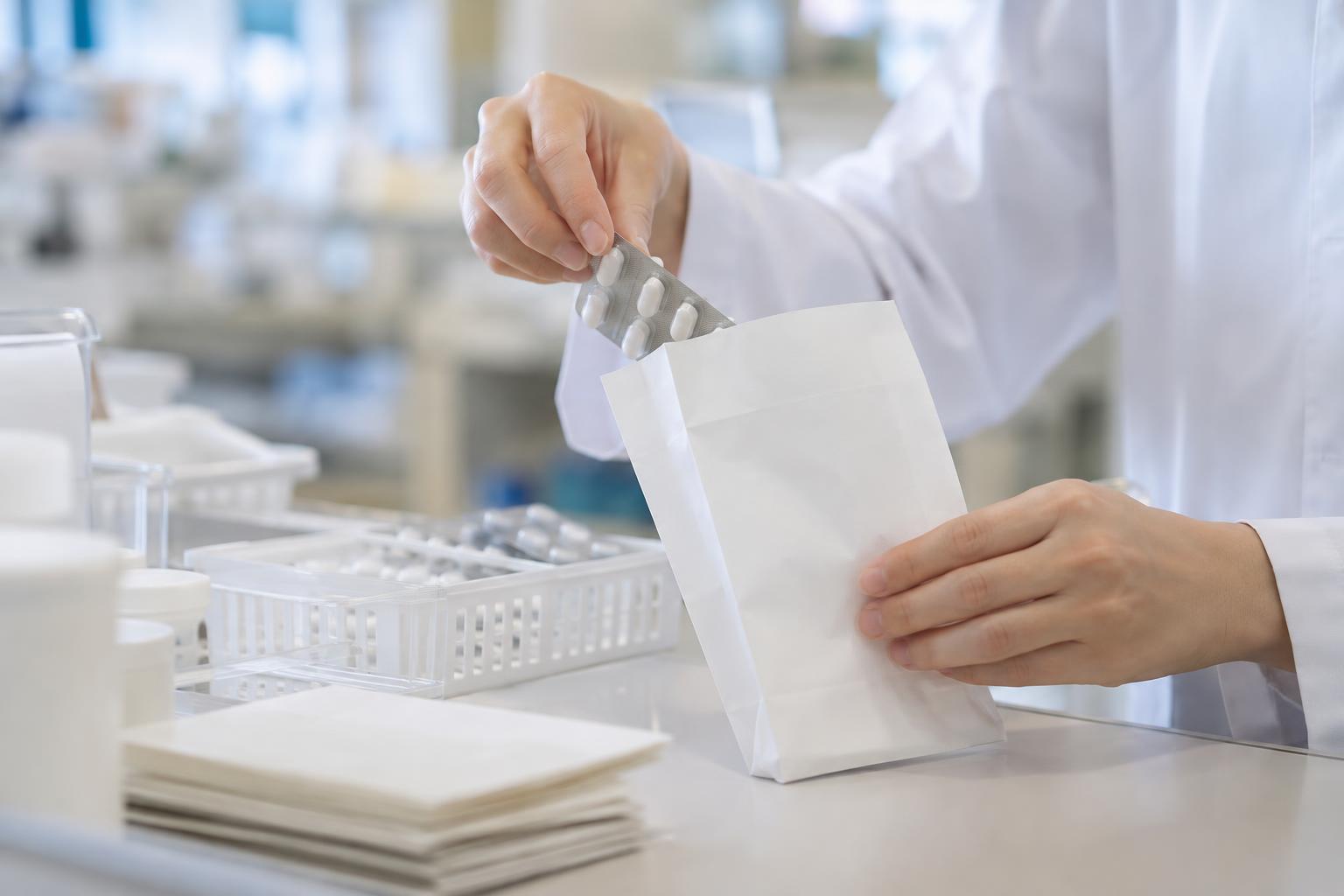 投薬カウンターで薬を扱う手元