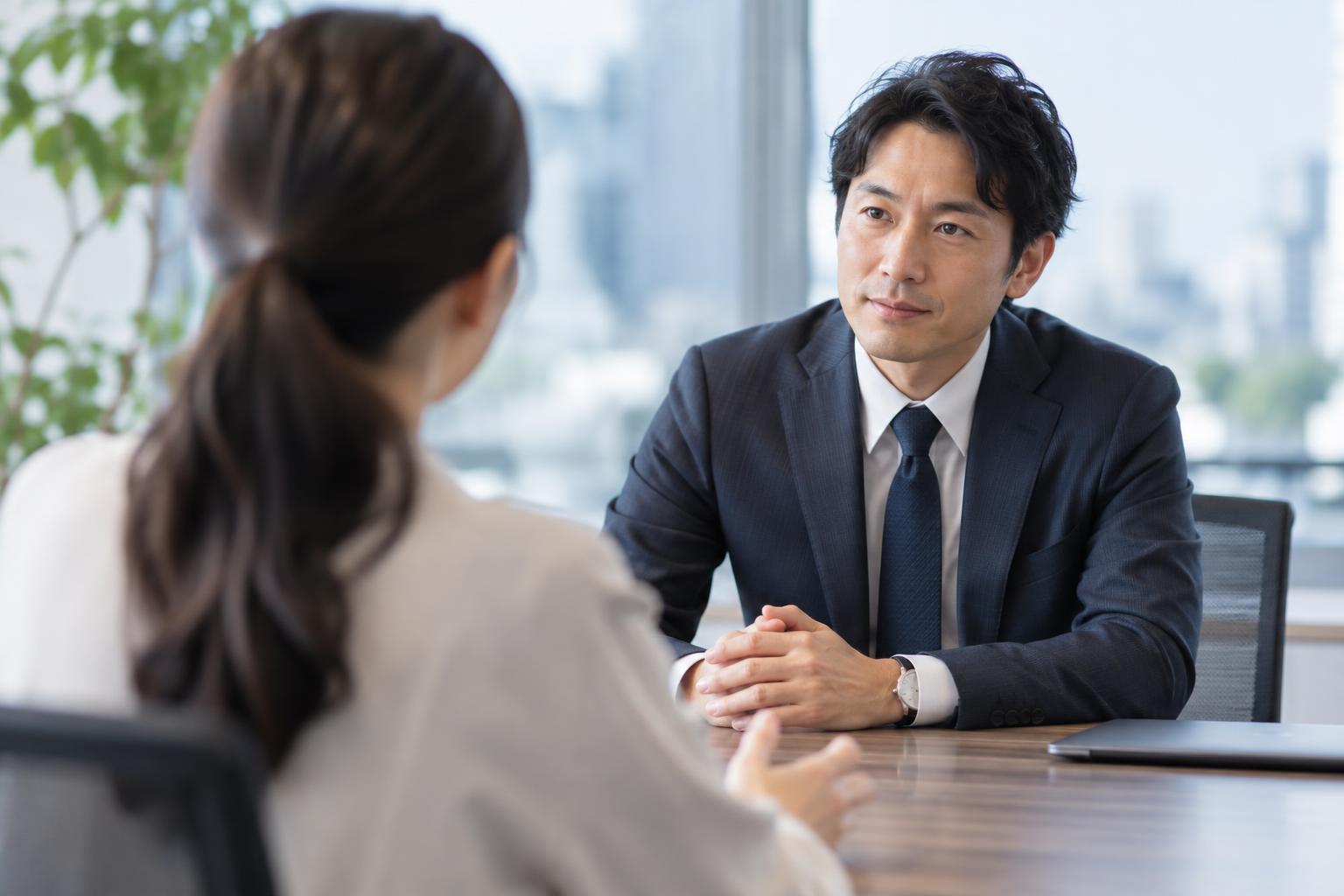 角を挟んで座り話す上司と部下